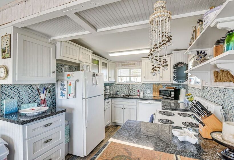 Beach House In Freeport ~ 1 Mi To Surfside Beach!