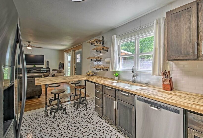 Walk To Oaklawn Racing: Hot Springs Home!