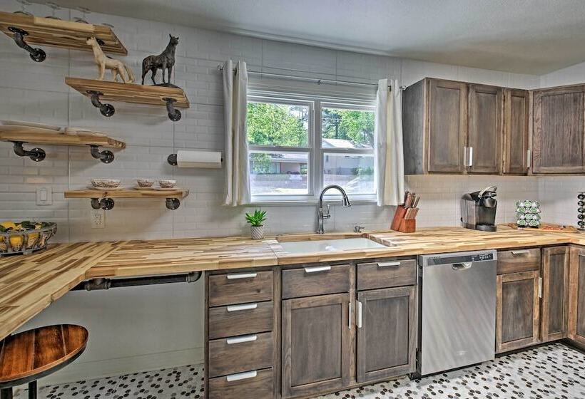 Walk To Oaklawn Racing: Hot Springs Home!