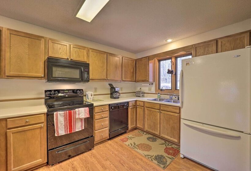 Deck & Mtn Views: Beech Mountain Cabin