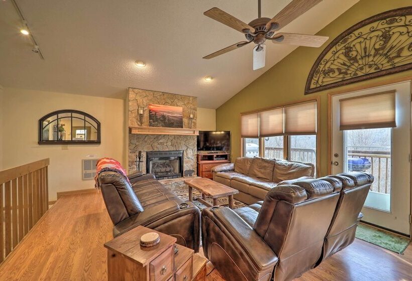 Deck & Mtn Views: Beech Mountain Cabin