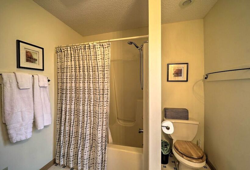 Deck & Mtn Views: Beech Mountain Cabin