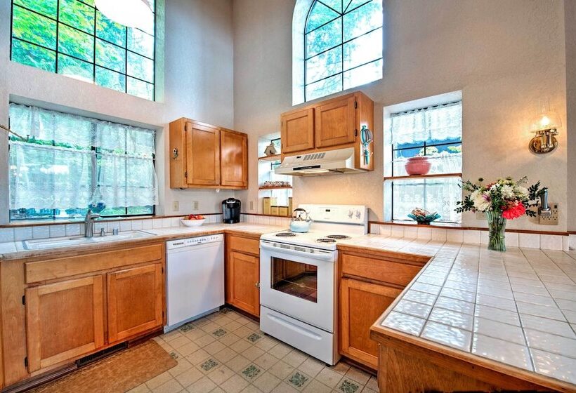 Waterfront Bainbridge Island Home: Stunning Views!