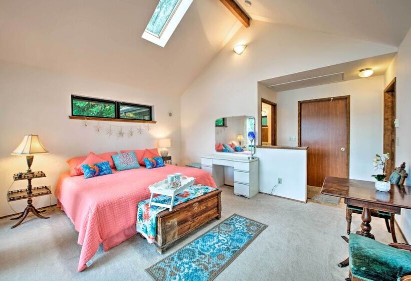 Waterfront Bainbridge Island Home: Stunning Views!