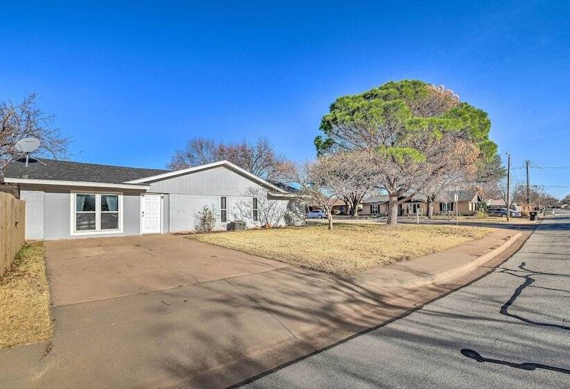 2 Mi To Lake: Home W/ Game Room, Pool & Fast Wifi!