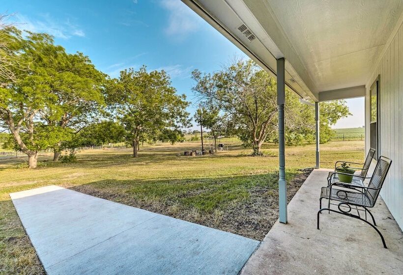 9 Mi To Belton Lake: Peaceful Home W/ Fire Pit