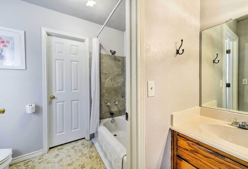 9 Mi To Belton Lake: Peaceful Home W/ Fire Pit