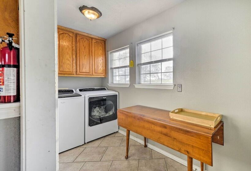 9 Mi To Belton Lake: Peaceful Home W/ Fire Pit