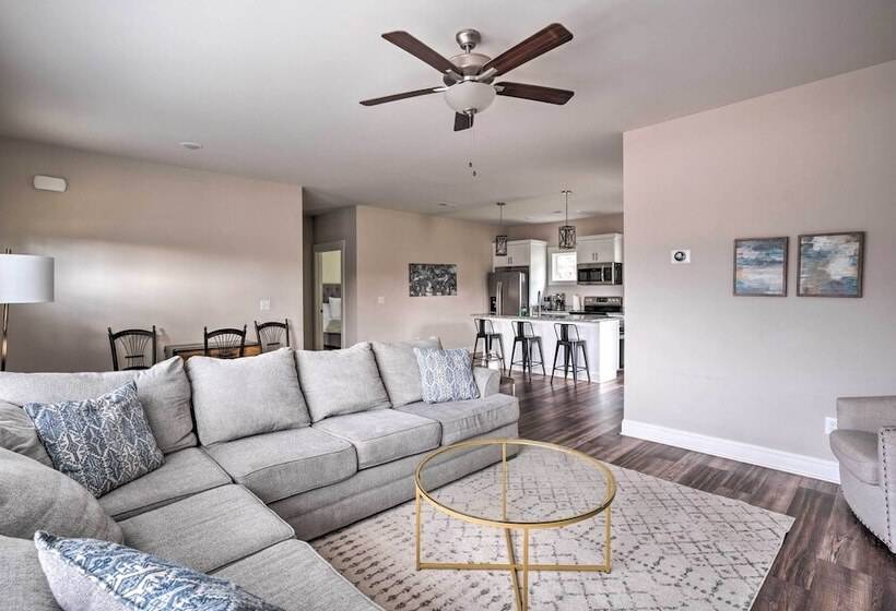 Wooded Escape W/ Beautiful Backyard + Mtn Views!