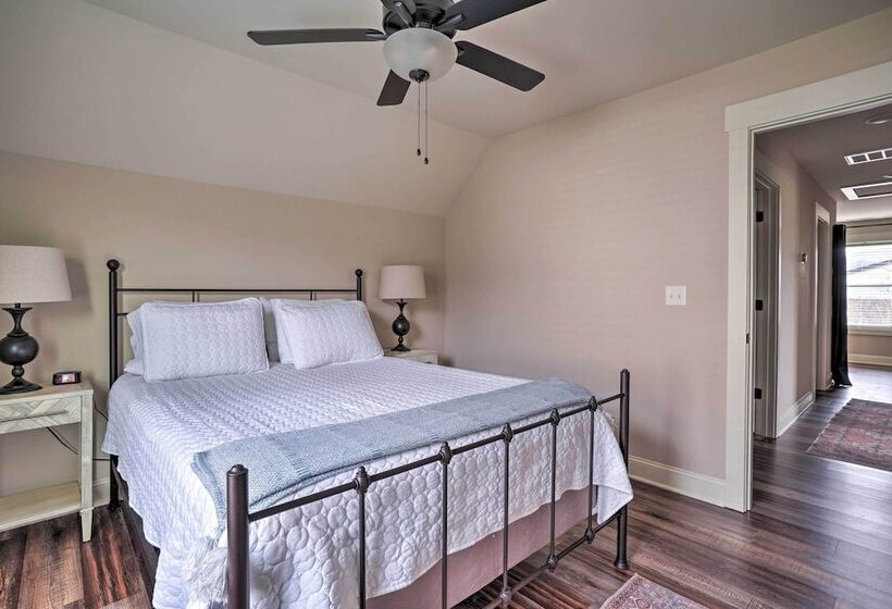 Wooded Escape W/ Beautiful Backyard + Mtn Views!