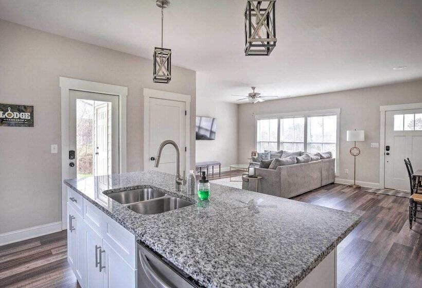 Wooded Escape W/ Beautiful Backyard + Mtn Views!