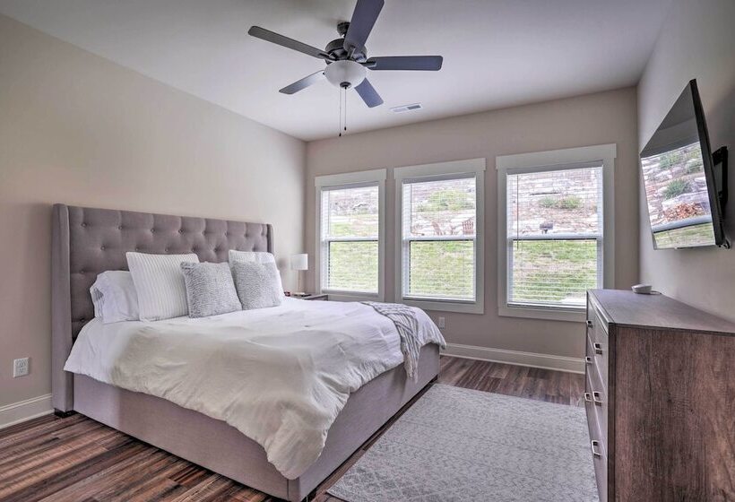 Wooded Escape W/ Beautiful Backyard + Mtn Views!