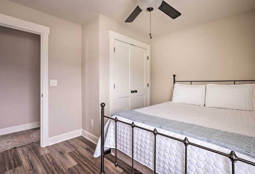 Wooded Escape W/ Beautiful Backyard + Mtn Views!