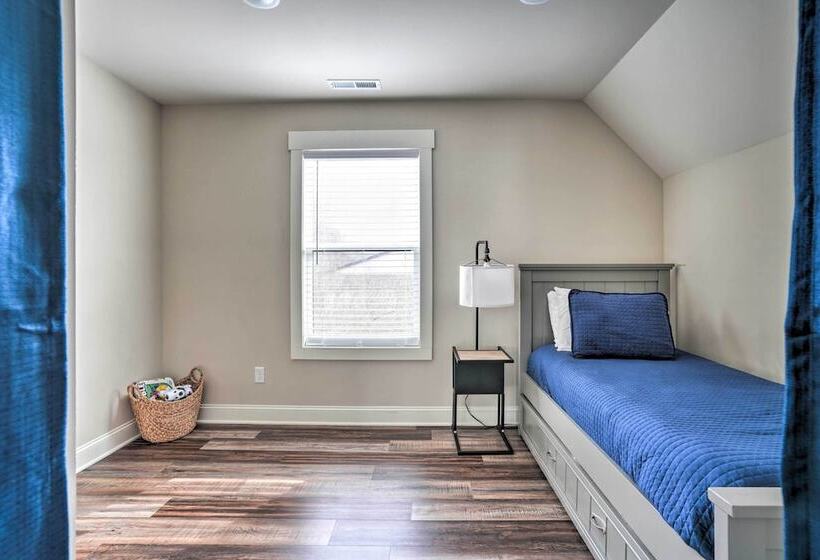 Wooded Escape W/ Beautiful Backyard + Mtn Views!