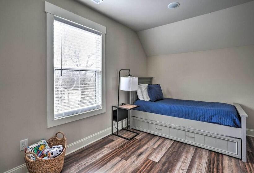 Wooded Escape W/ Beautiful Backyard + Mtn Views!