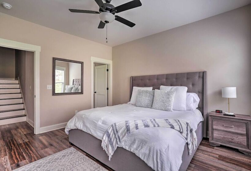 Wooded Escape W/ Beautiful Backyard + Mtn Views!