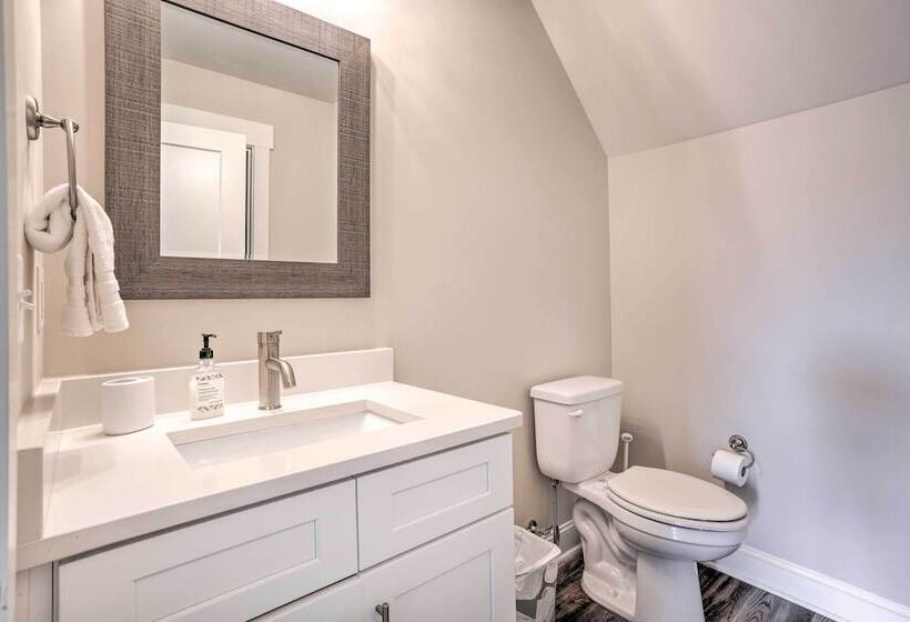 Wooded Escape W/ Beautiful Backyard + Mtn Views!