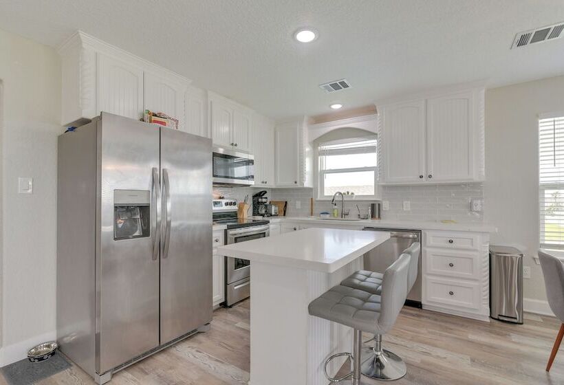 Walk To Water: Family Friendly Surfside Beach Home