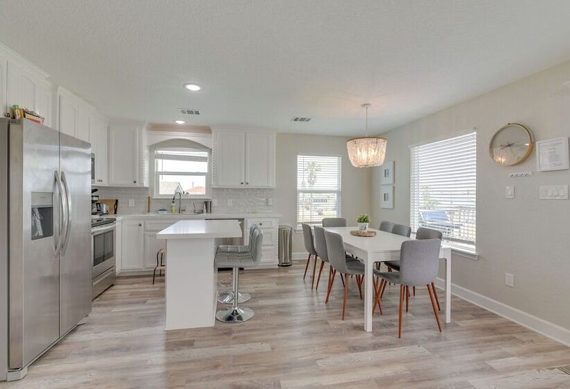 Walk To Water: Family Friendly Surfside Beach Home