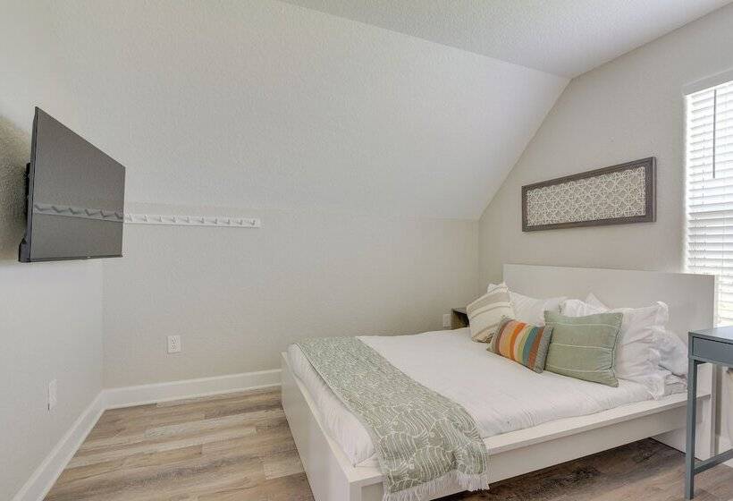 Walk To Water: Family Friendly Surfside Beach Home