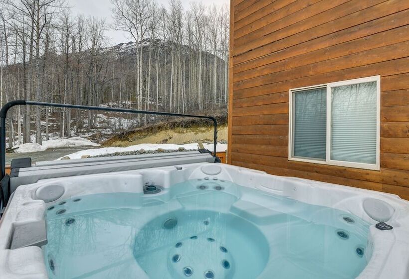 Alaskan Mountain Gem With Private Hot Tub & Gym!