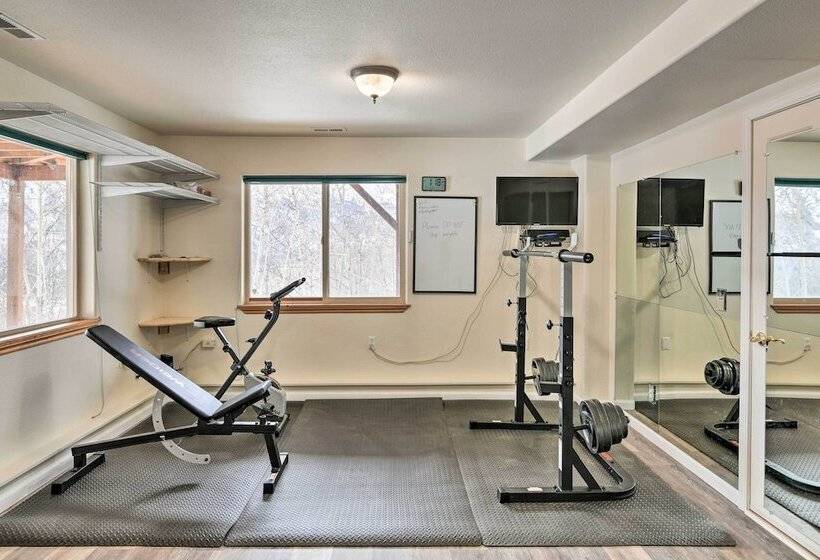 Alaskan Mountain Gem With Private Hot Tub & Gym!