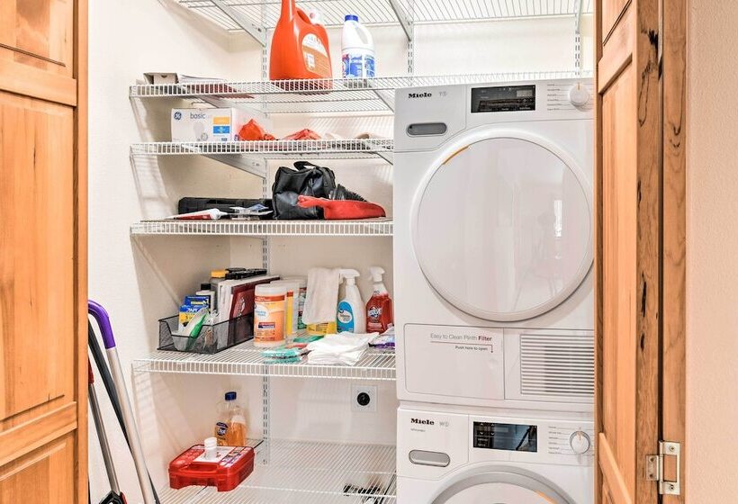 Alaskan Mountain Gem With Private Hot Tub & Gym!