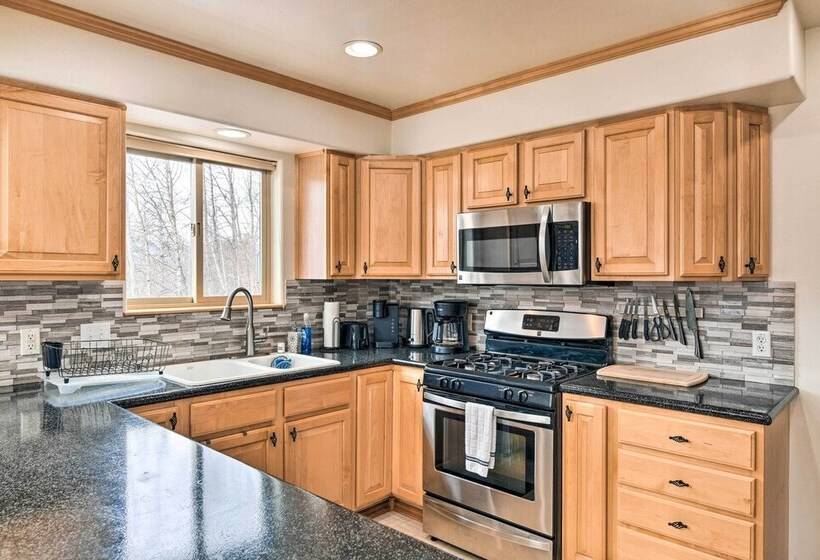 Alaskan Mountain Gem With Private Hot Tub & Gym!