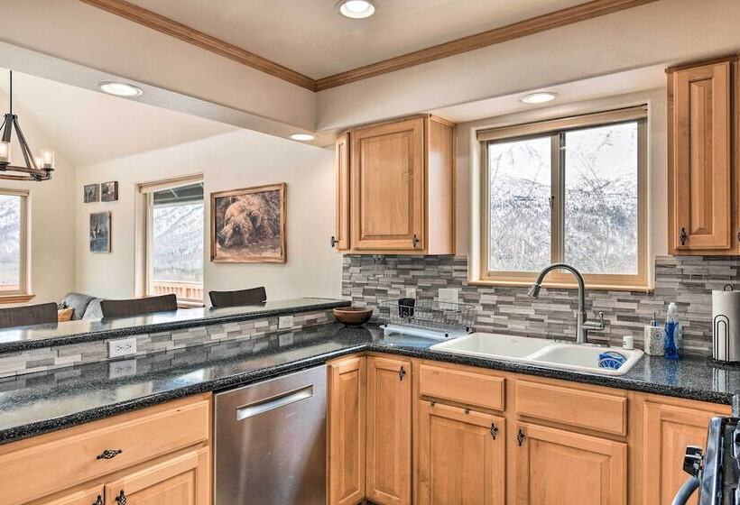Alaskan Mountain Gem With Private Hot Tub & Gym!