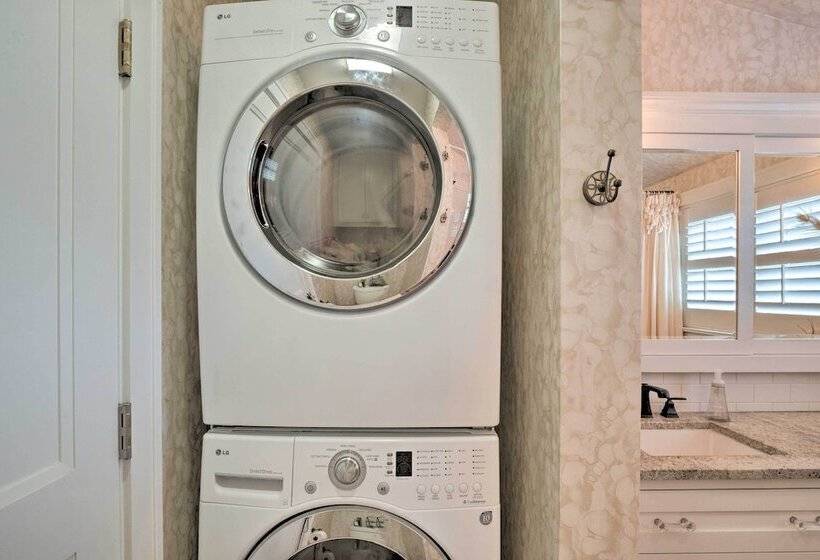 Ideally Located  Austin Oasis  W/ Pool & Hot Tub!