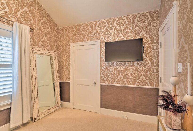 Ideally Located  Austin Oasis  W/ Pool & Hot Tub!