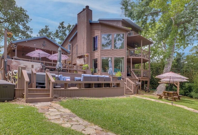 Beautiful Lakehouse: Hot Tub, Gameroom & 10 Kayaks