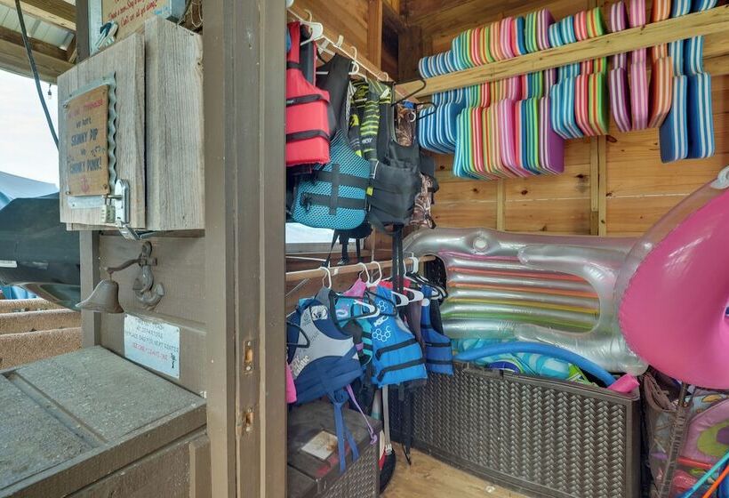 Beautiful Lakehouse: Hot Tub, Gameroom & 10 Kayaks