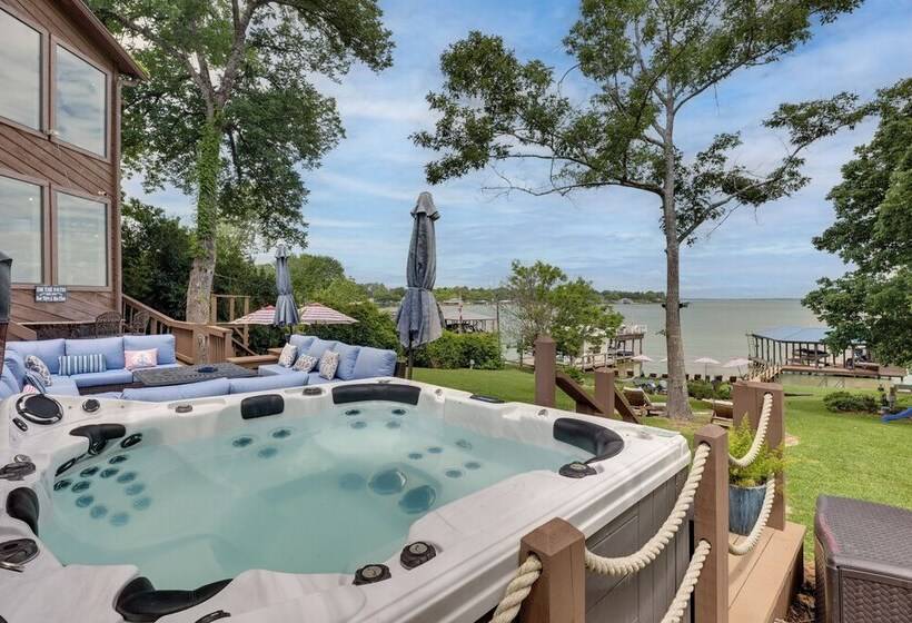 Beautiful Lakehouse: Hot Tub, Gameroom & 10 Kayaks