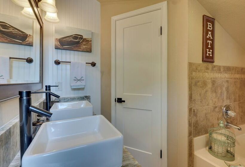 Beautiful Lakehouse: Hot Tub, Gameroom & 10 Kayaks