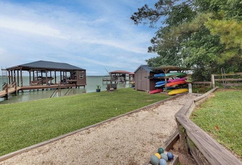 Beautiful Lakehouse: Hot Tub, Gameroom & 10 Kayaks
