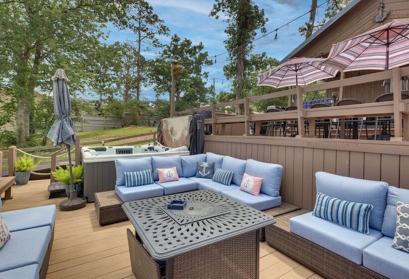 Beautiful Lakehouse: Hot Tub, Gameroom & 10 Kayaks