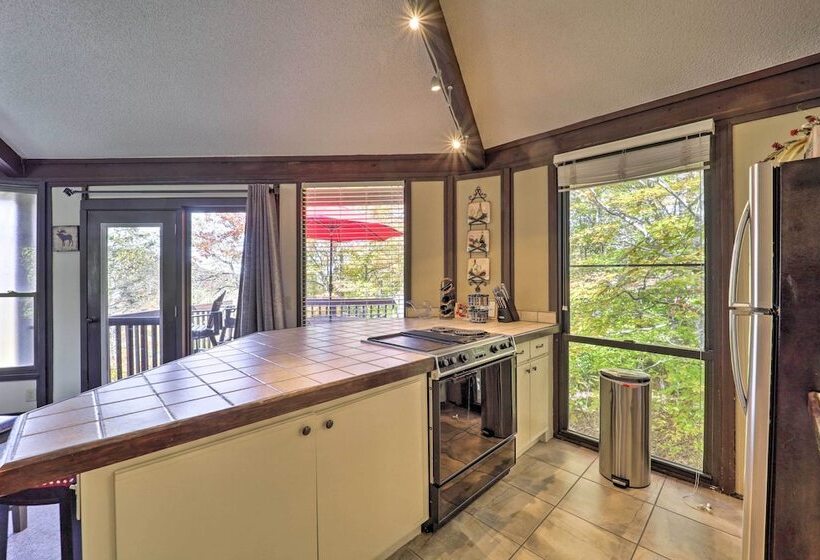 Skiway Chalet  Home W/ Hot Tub In Beech Mountain!