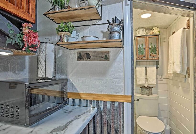 Belle Cabin  W/ Hot Tub Access, Near Mt Rushmore!