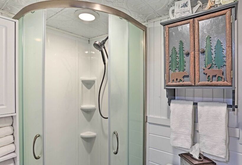 Belle Cabin  W/ Hot Tub Access, Near Mt Rushmore!