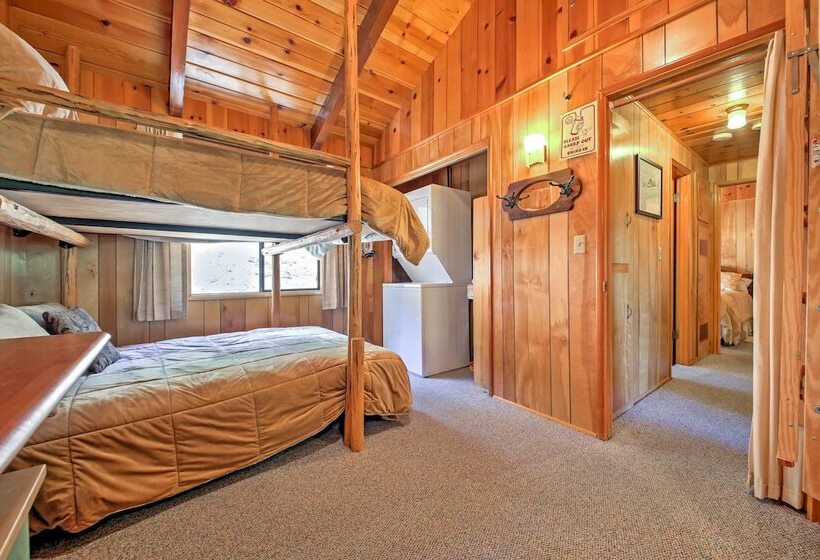 Big Bear Lake Cabin W/ Deck ~ 7 Mi To Ski Slopes!