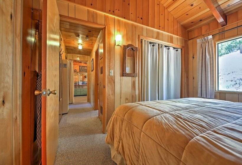 Big Bear Lake Cabin W/ Deck ~ 7 Mi To Ski Slopes!