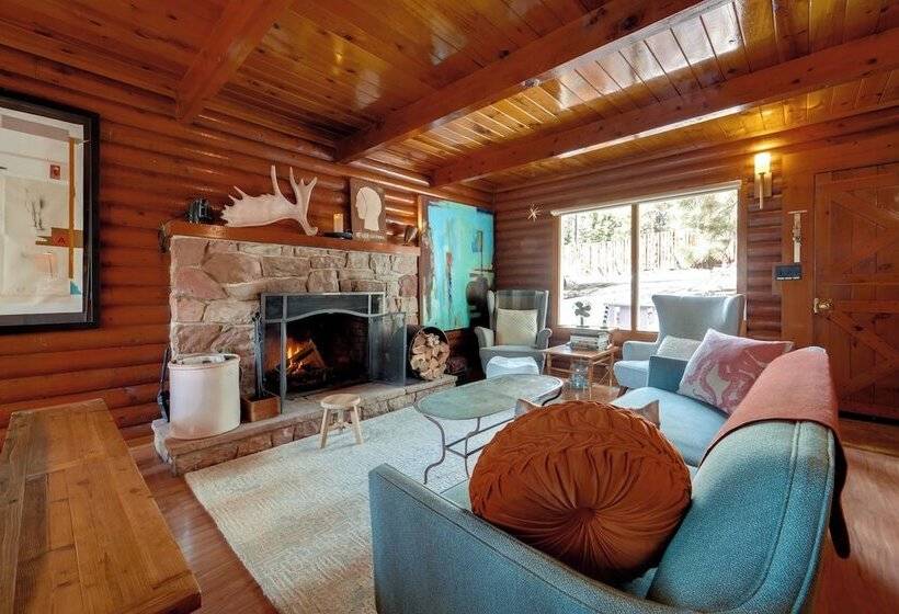 Boutique + Artsy Log Cabin In North Lake Tahoe!
