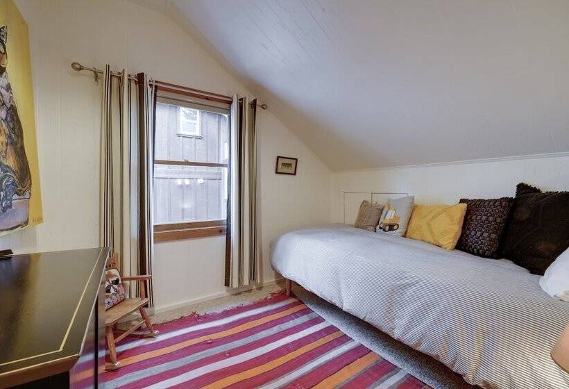 Boutique + Artsy Log Cabin In North Lake Tahoe!