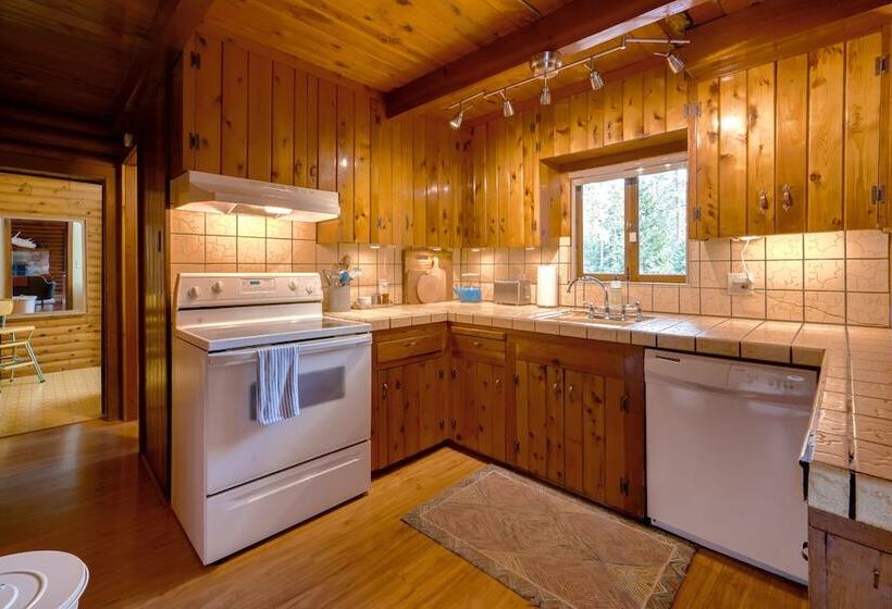 Boutique + Artsy Log Cabin In North Lake Tahoe!