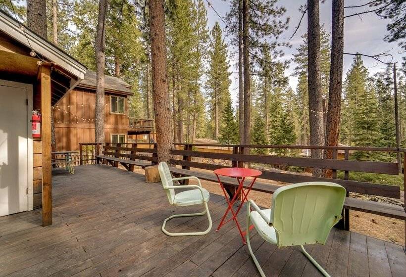 Boutique + Artsy Log Cabin In North Lake Tahoe!