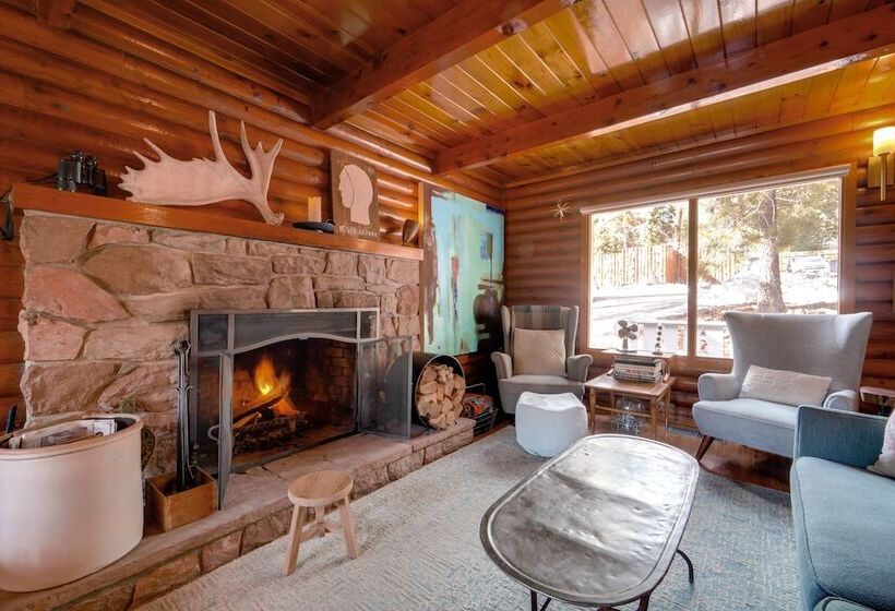Boutique + Artsy Log Cabin In North Lake Tahoe!