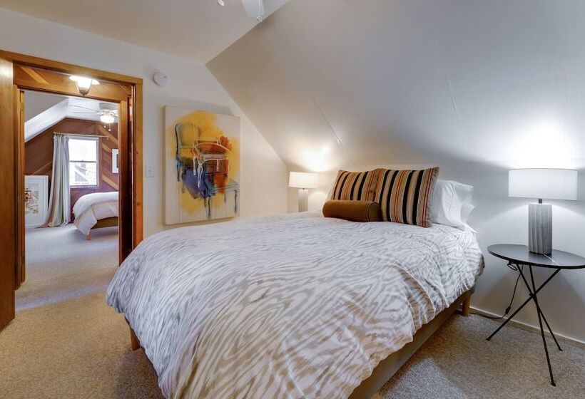 Boutique + Artsy Log Cabin In North Lake Tahoe!