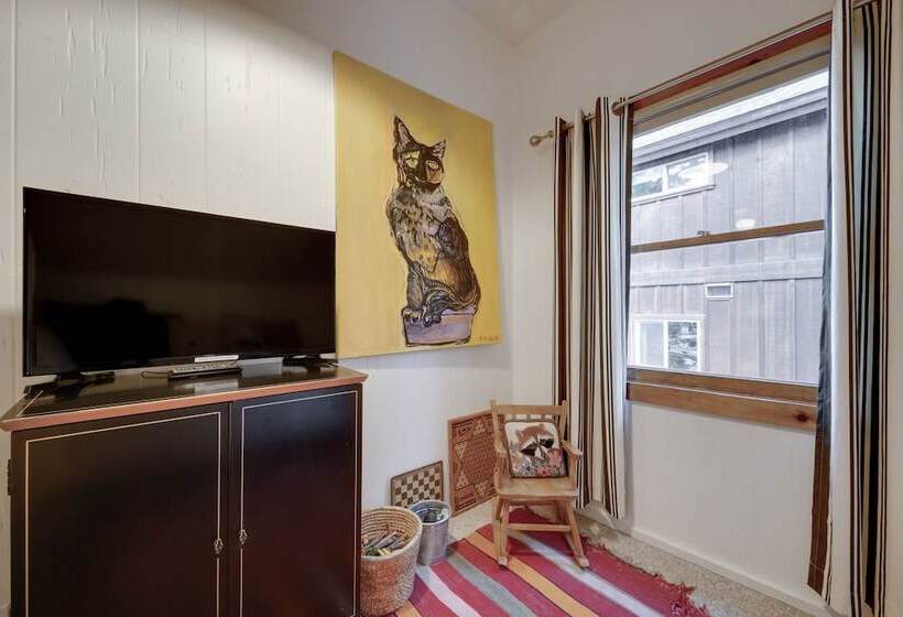 Boutique + Artsy Log Cabin In North Lake Tahoe!