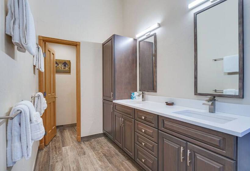 Near Ski Access: Home W/ Hot Tub In Breck!